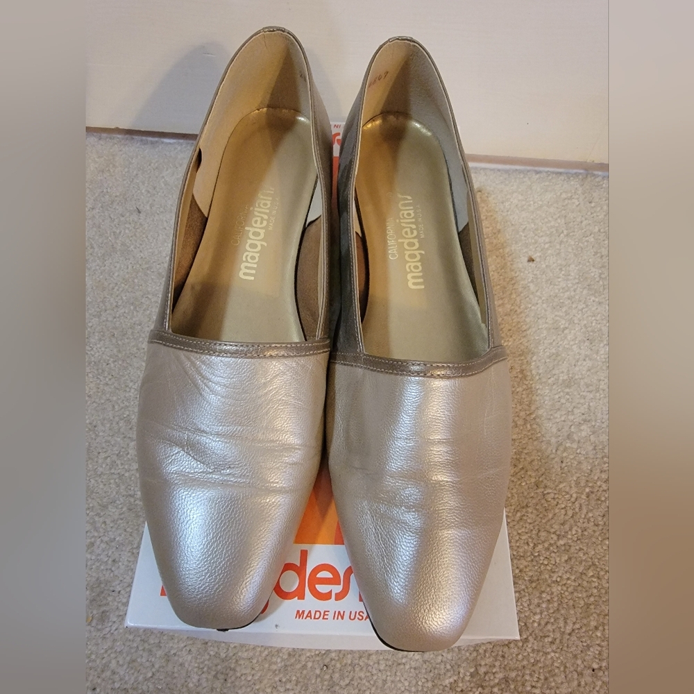 Magdesians Women's Gold Leather Shoes Size 10.5M Good Used Condition